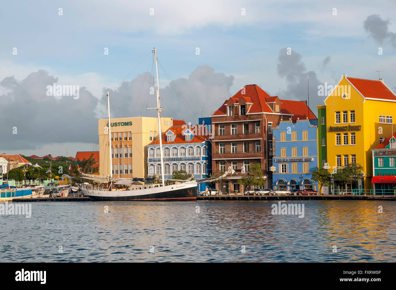 L'architecture néerlandaise et cafés de la waterfront sur le côté de Punda Willemstad Curacao Banque D'Images