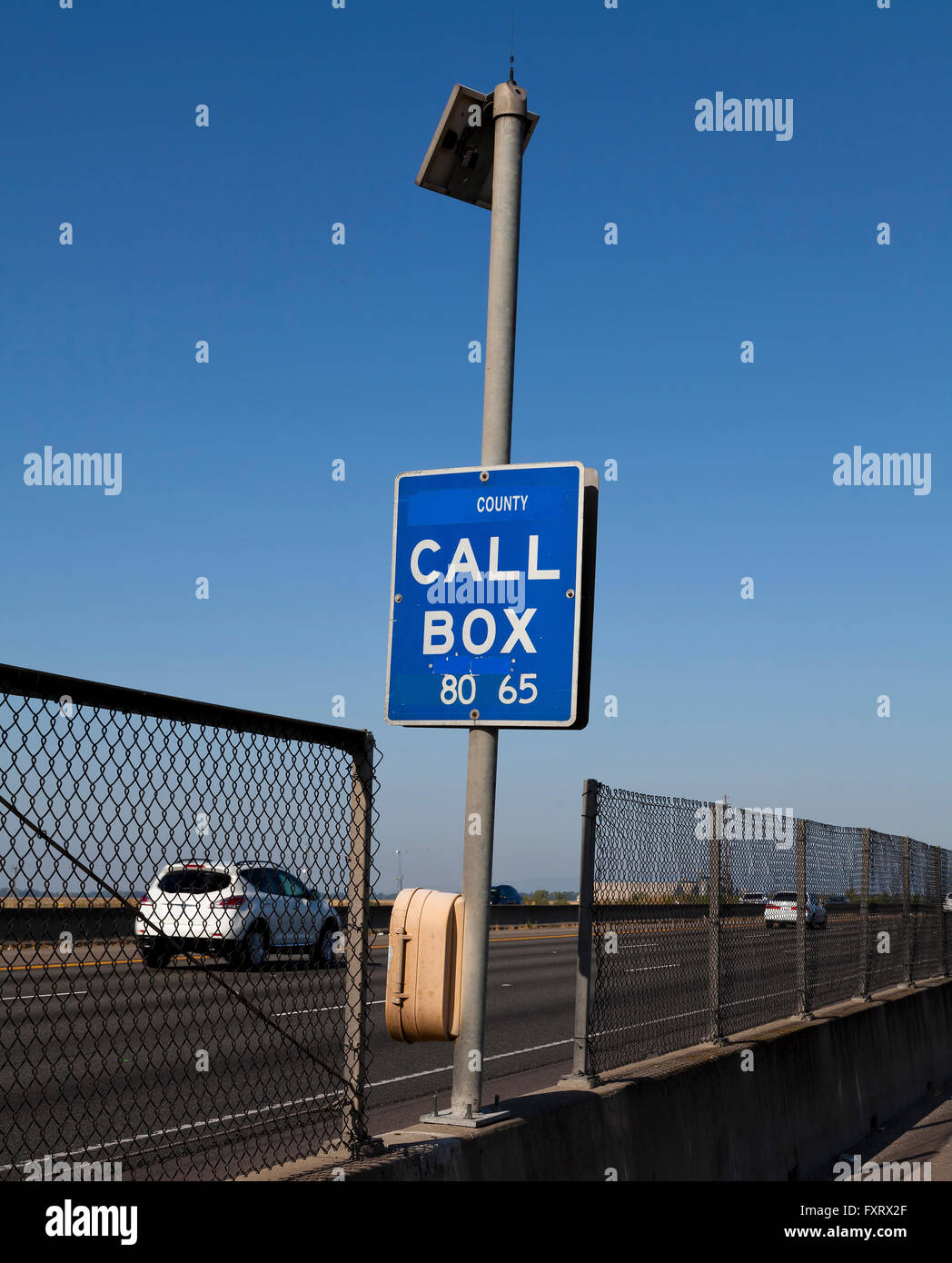 Appel d'urgence d'autoroute fort avec panneau solaire Banque D'Images