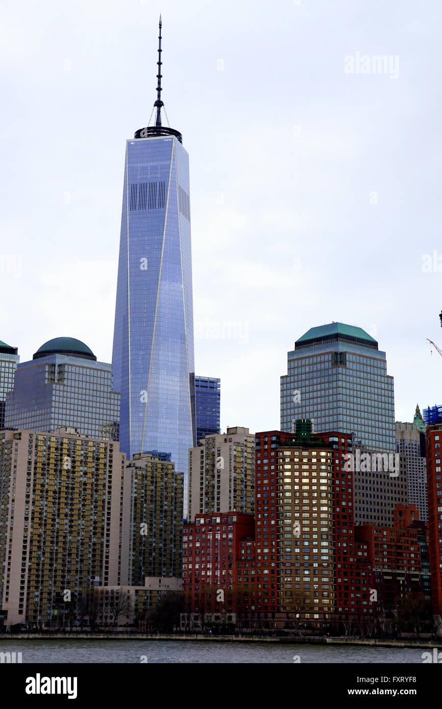 Une vue sur le world trade center et brookfield place de l'East River, New York, NY, USA Banque D'Images