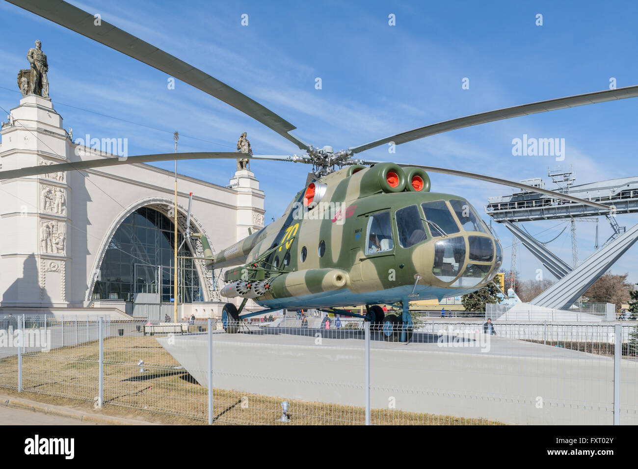 Moscou, Russie - le 29 mars 2016 : hélicoptère militaire russe MI-8 près de l''espace' à la VDNH Banque D'Images