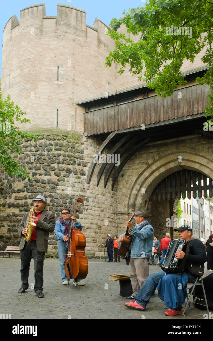 Köln, Eigelstein-Torburg, une gebliebenen Stadttorburgen von drei erhalten der mittelalterlichen Stadtmauer Banque D'Images