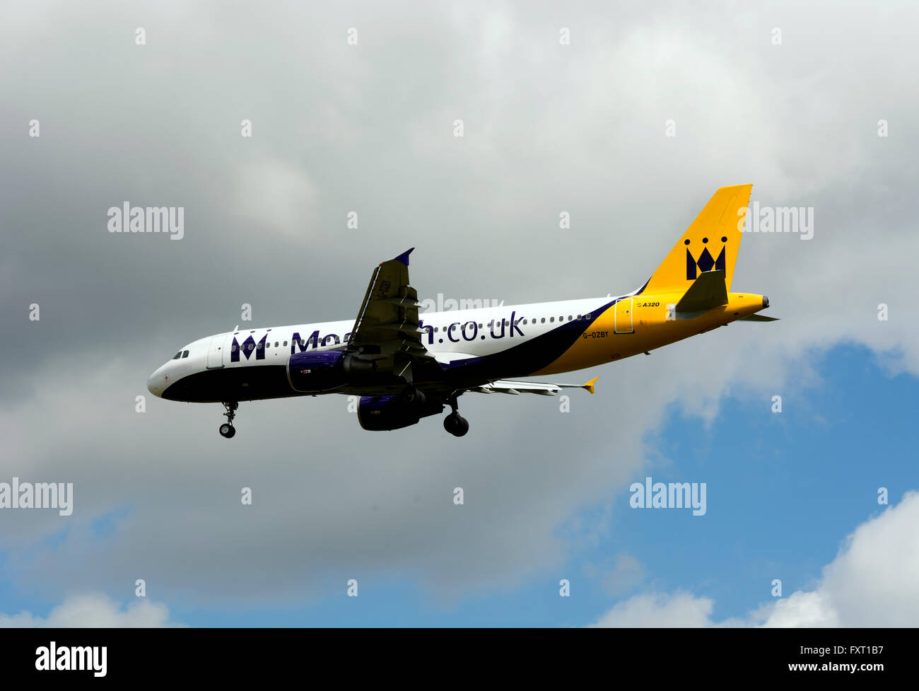 Airbus A320 de monarque à l'atterrissage à l'aéroport de Birmingham, UK (G-OZBY) Banque D'Images