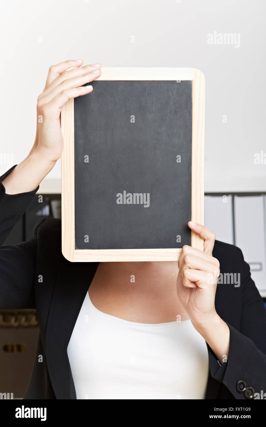 Tableau vide en face du visage de femme d'affaires dans son bureau Banque D'Images