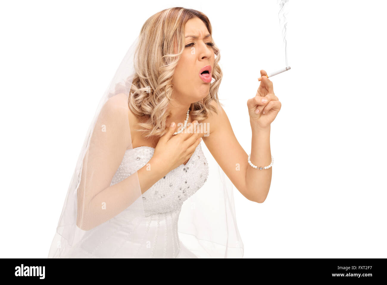 Blonde bride fumer une cigarette et la toux isolé sur fond blanc Banque D'Images