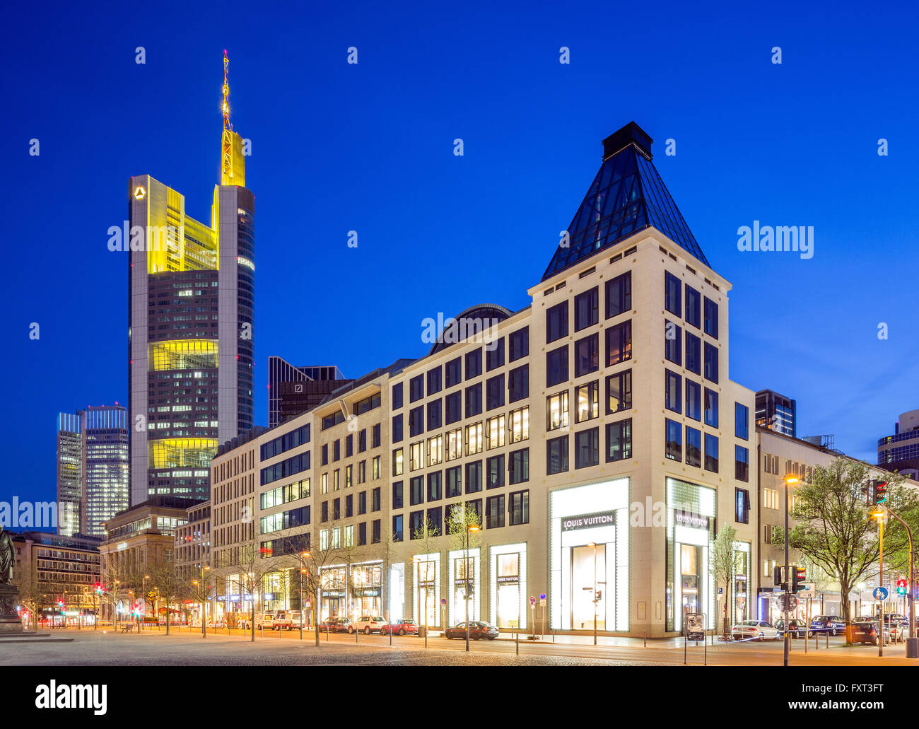 Office de Tourisme et des immeubles commerciaux au crépuscule, la place Goetheplatz, Commerzbank Tower, le centre-ville, Francfort, Hesse, Allemagne Banque D'Images