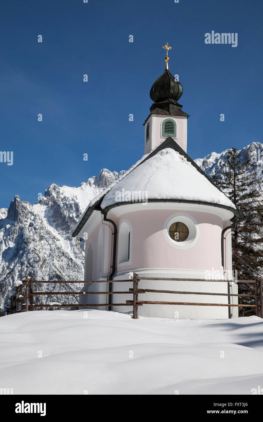 Maria-Königin Chapelle dans la neige en face des montagnes du Karwendel, près de Mittenwald, Werdenfelser Land, Haute-Bavière Banque D'Images