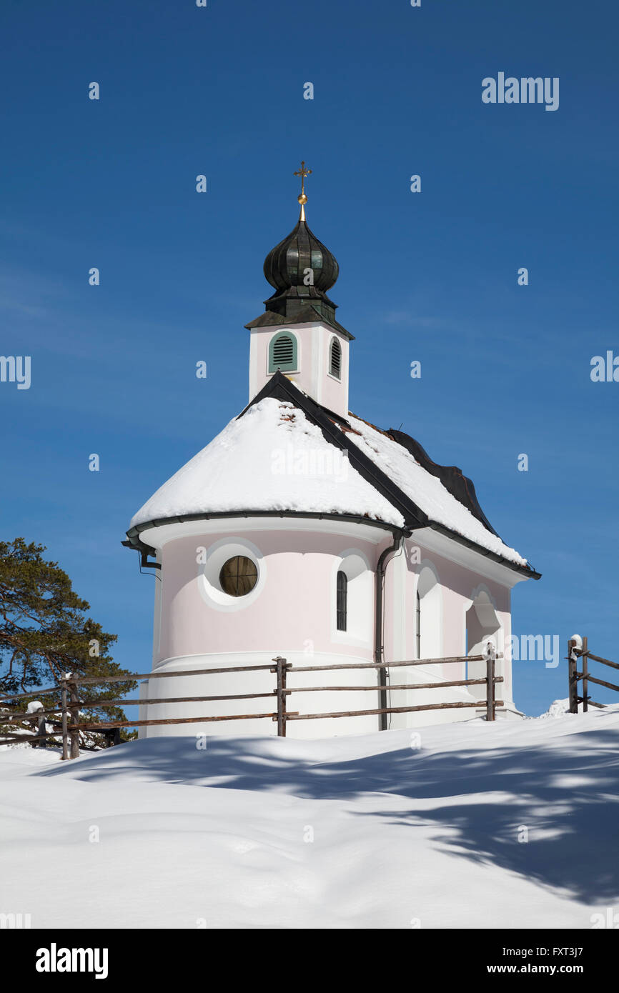 Maria-Königin Chapelle dans la neige, près de Mittenwald, Werdenfelser Land, Upper Bavaria, Bavaria, Germany Banque D'Images