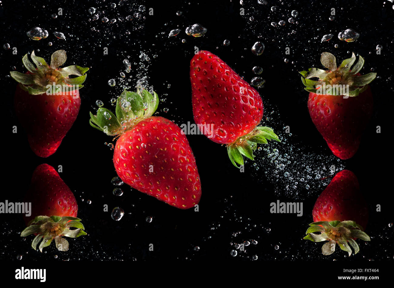 Les fraises splash dans l'eau Banque D'Images