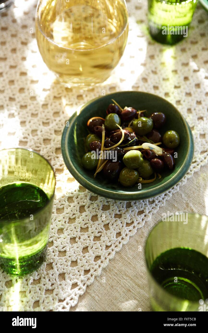 Vue supérieure de l'olives réchauffé dans un bol avec le vin blanc et l'eau Banque D'Images