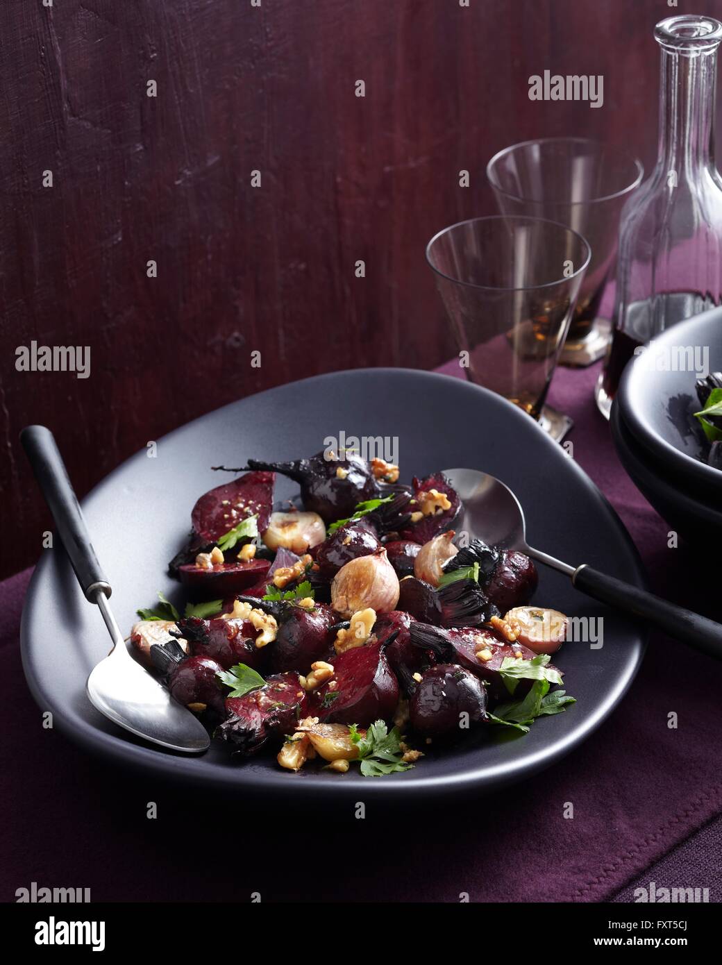 Bol de salade de betteraves chaudes sur la table avec du vin rouge Banque D'Images