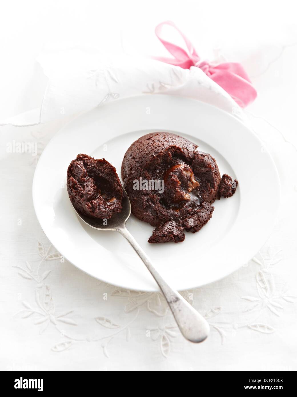 Assiette à dessert avec des oeufs en chocolat centre Banque D'Images