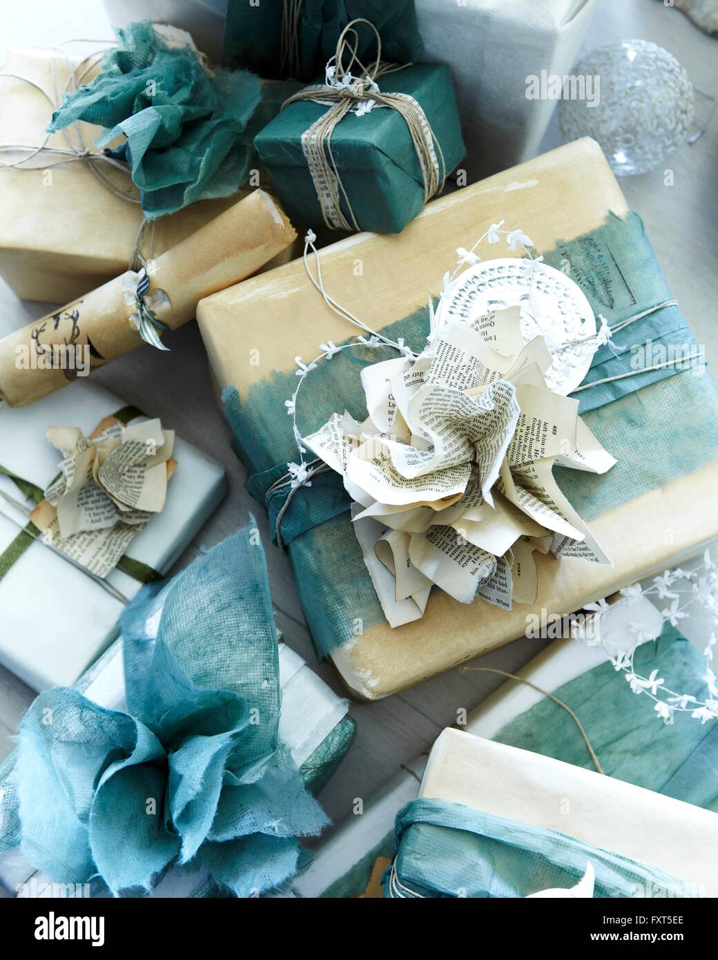 Vue supérieure de l'emballage de cadeaux de Noël faits main et Christmas Cracker Banque D'Images