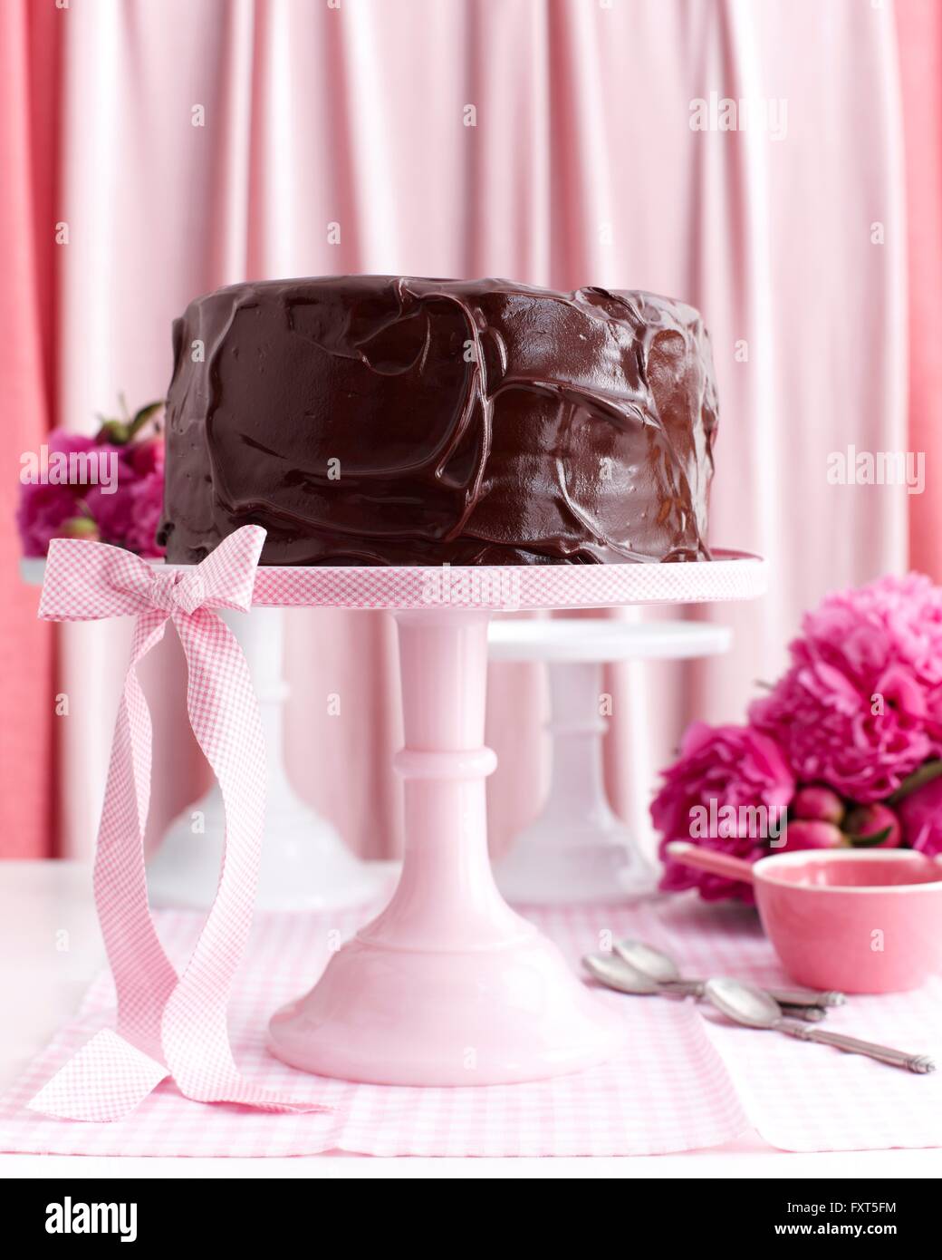 Gâteau au chocolat sur socle rose Banque D'Images