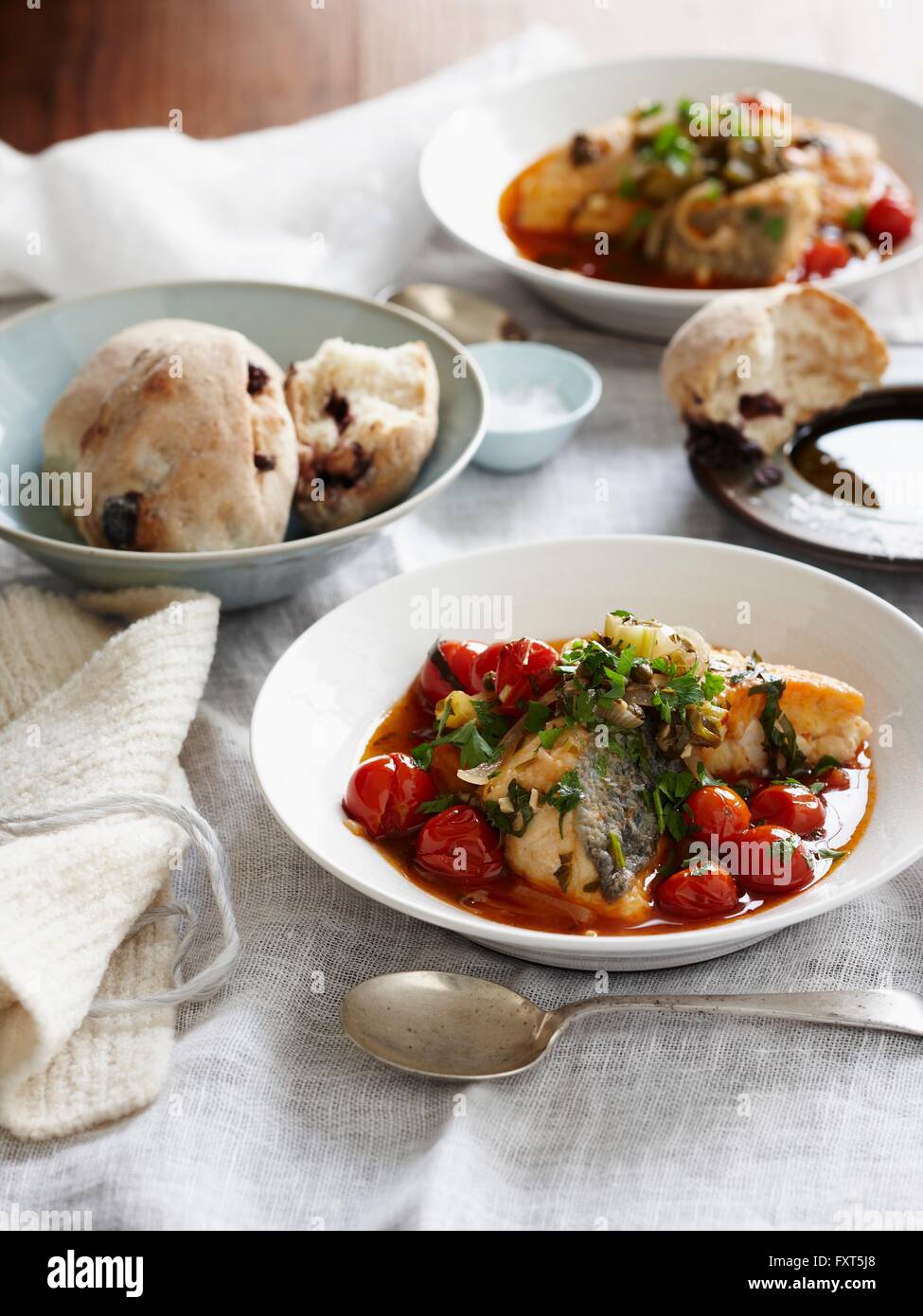 Ragoût de lotte sicilien et des petits pains Banque D'Images