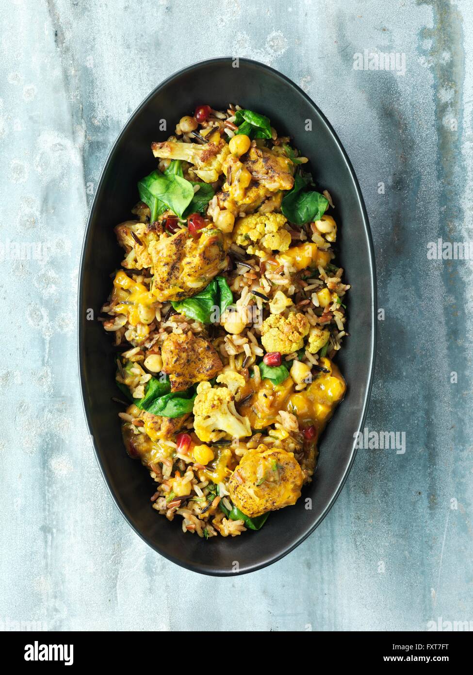 Curry de poulet cuits au feu de bois aromatiques, chou-fleur, la Grenade, le maïs sucré, le riz, les épinards Banque D'Images
