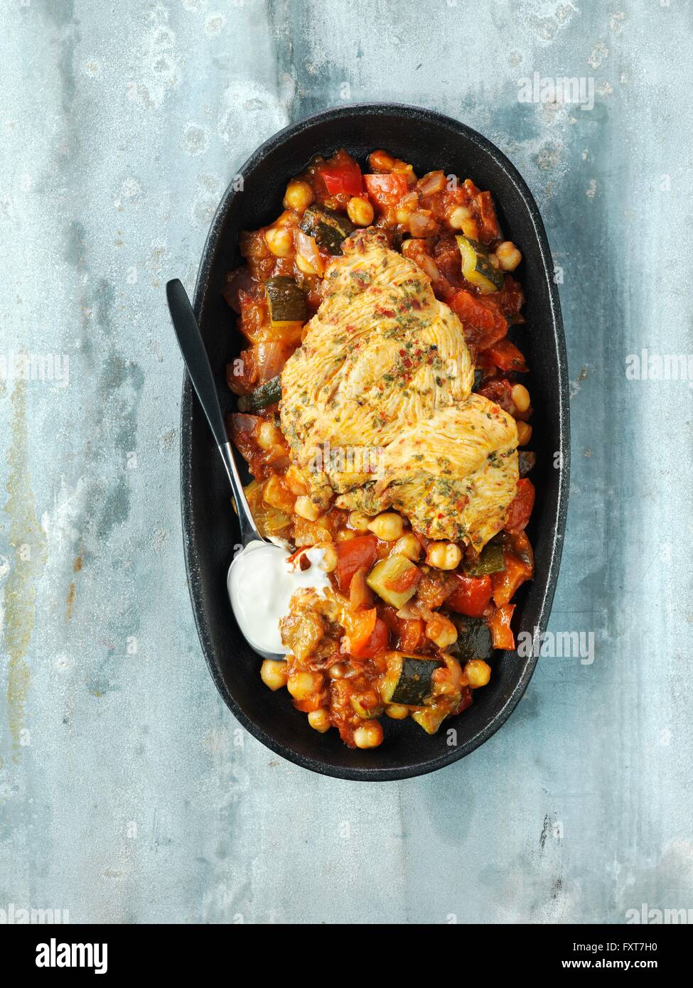 Poitrine de poulet au paprika, courgettes, pois chiches, poivrons rouges Banque D'Images
