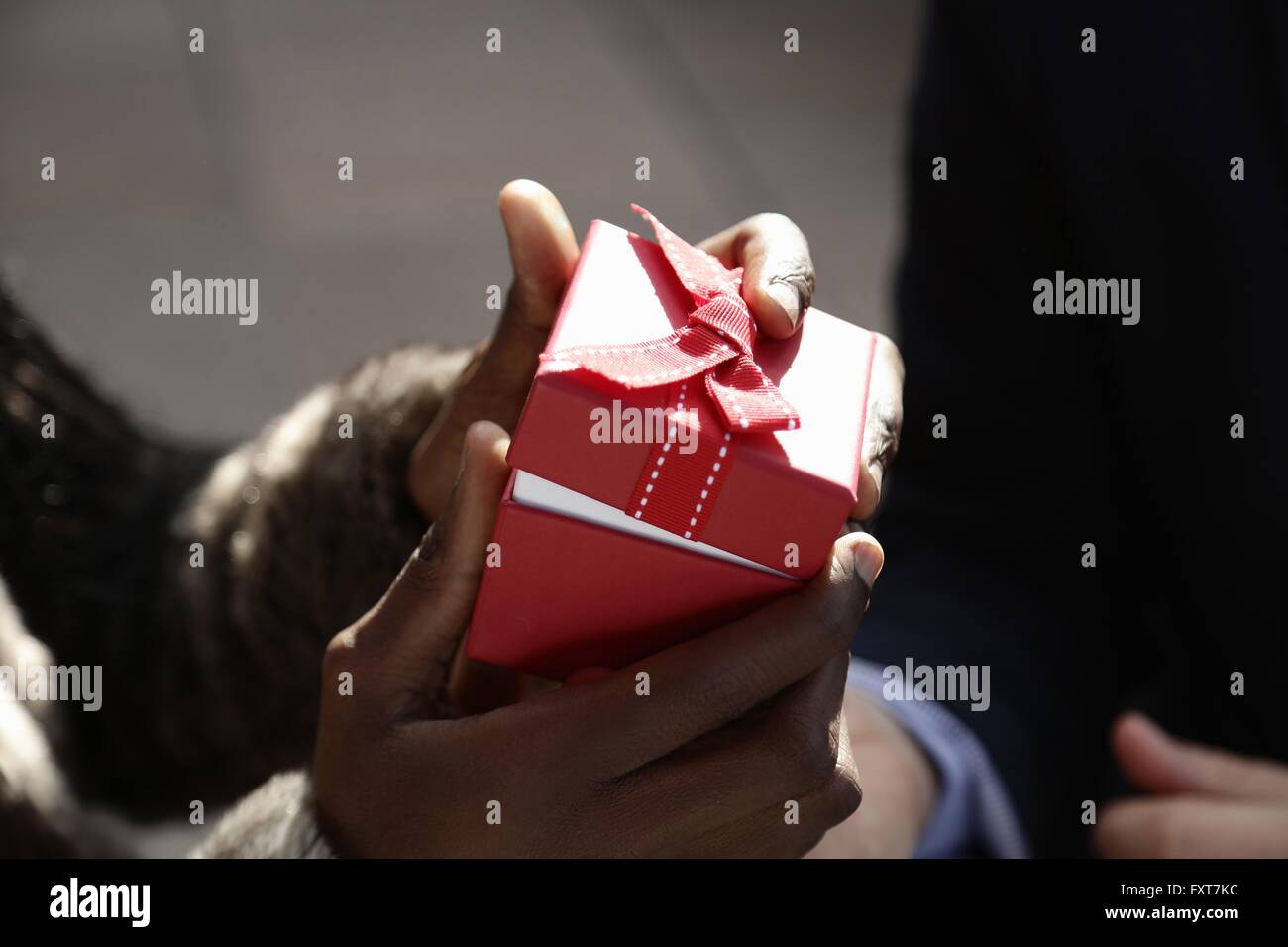 Man, woman red box, close-up Banque D'Images