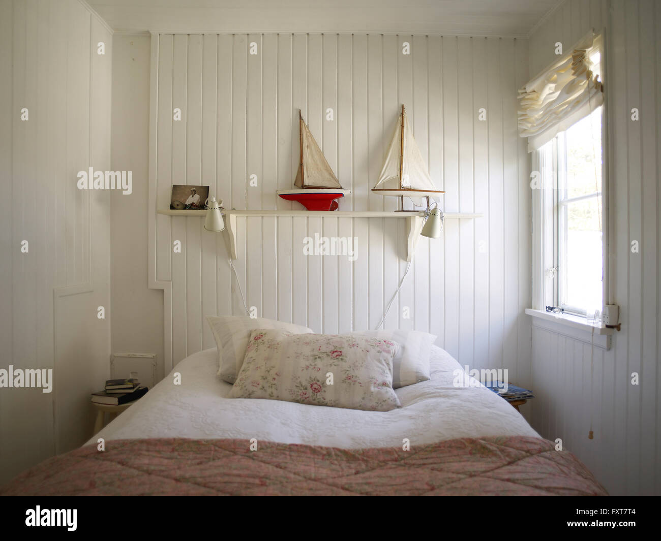 Chambre avec lit et lambris en bois blanc Photo Stock - Alamy