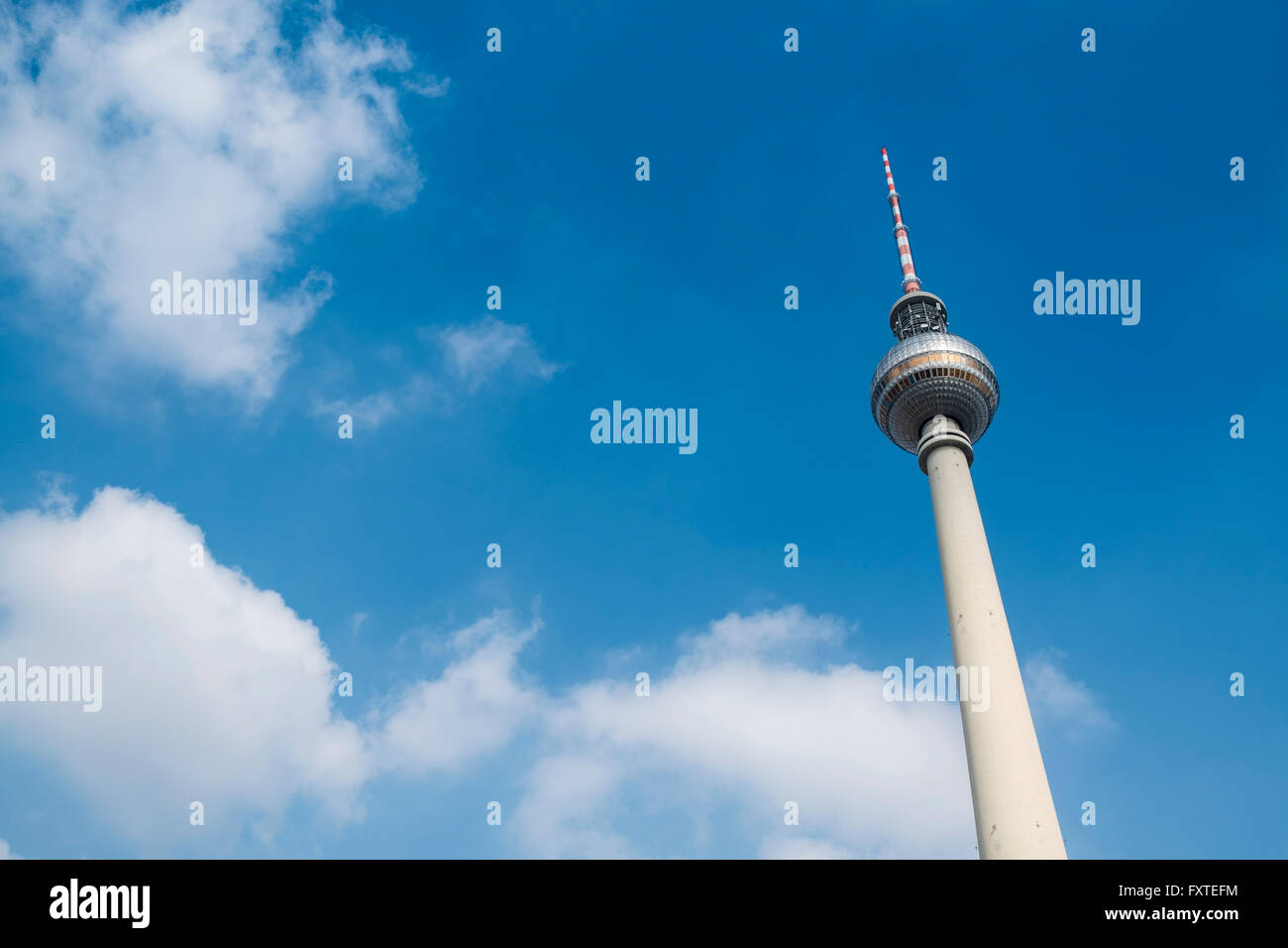 Tour de télévision ou Fernsehturm, à l'Alexanderplatz à Mitte Berlin Allemagne Banque D'Images