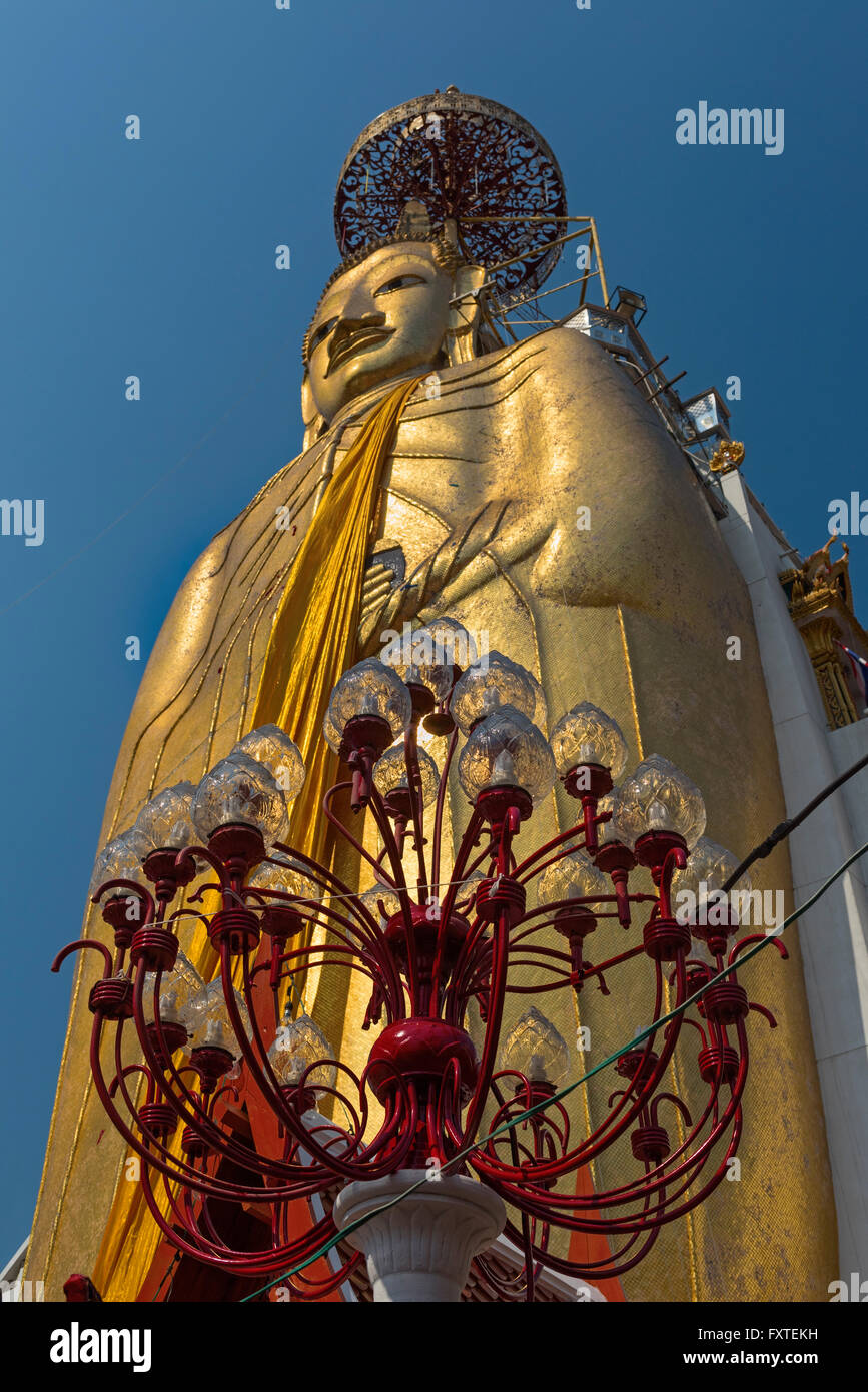 Le Comité permanent de la Thaïlande Bangkok Bouddha Wat Indraviharn Banque D'Images