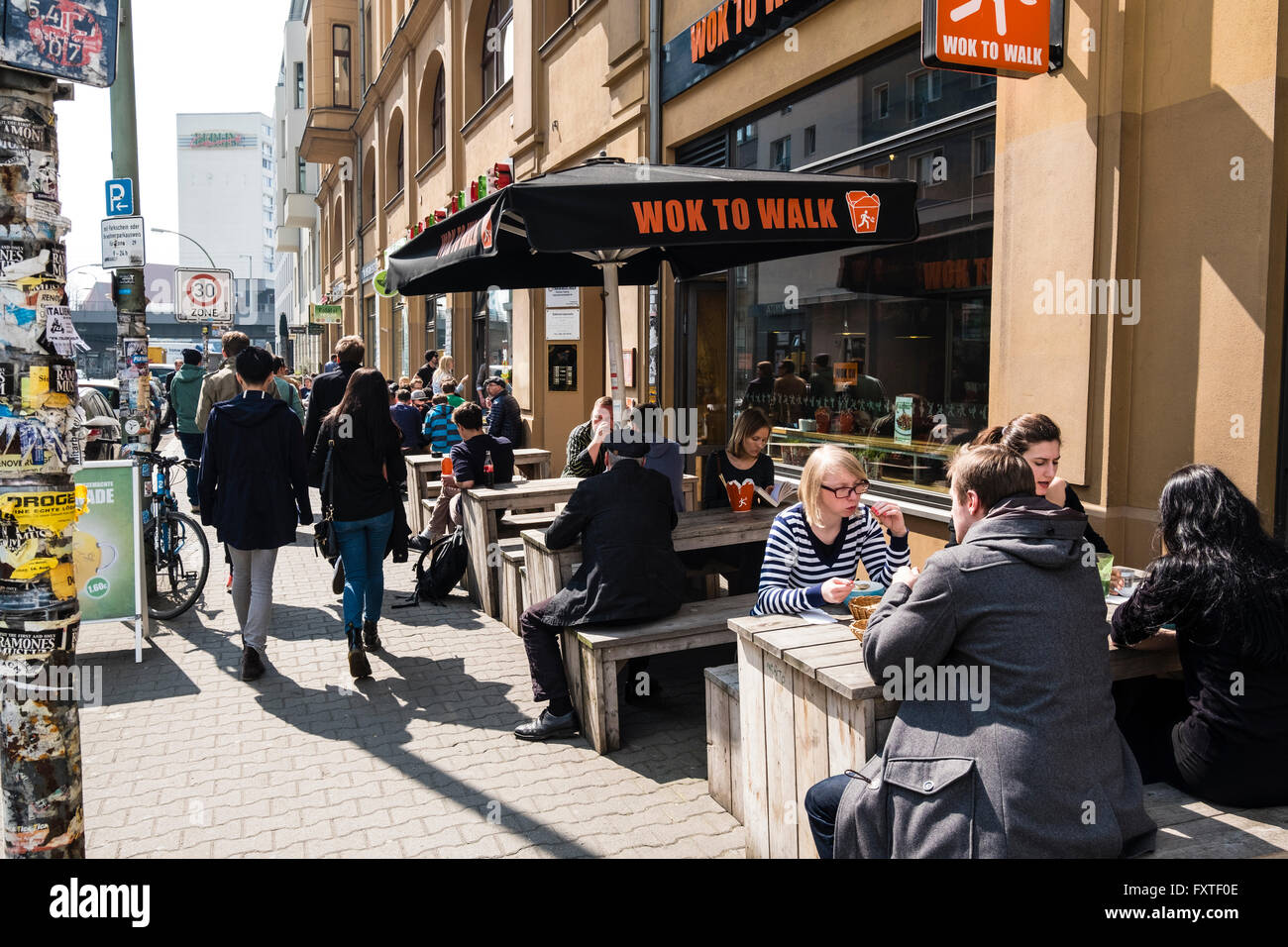 Rue de plein air cafés et restaurants de quartier de Mitte à Berlin Allemagne Banque D'Images