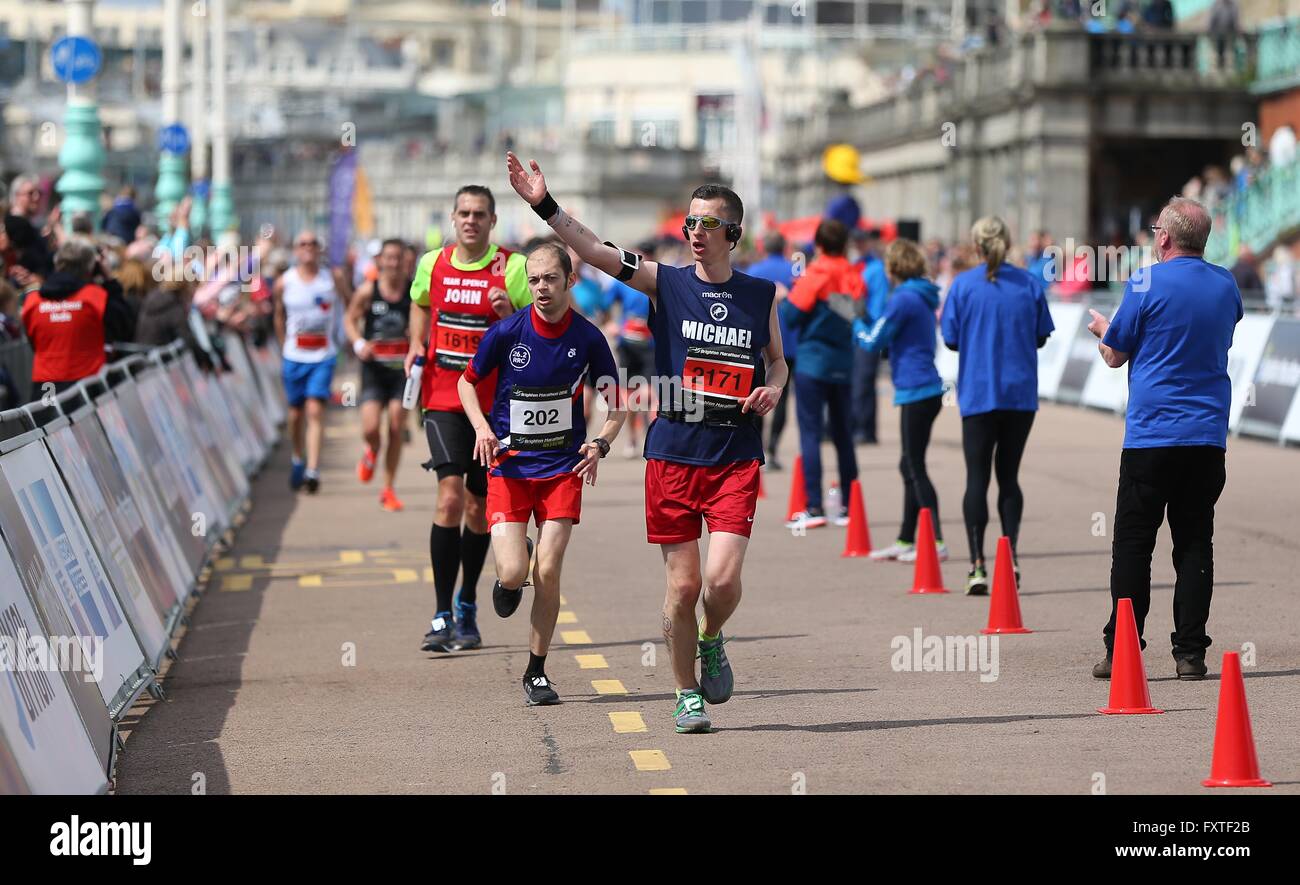 Glissières de prendre part au Marathon de Brighton 2016. Banque D'Images