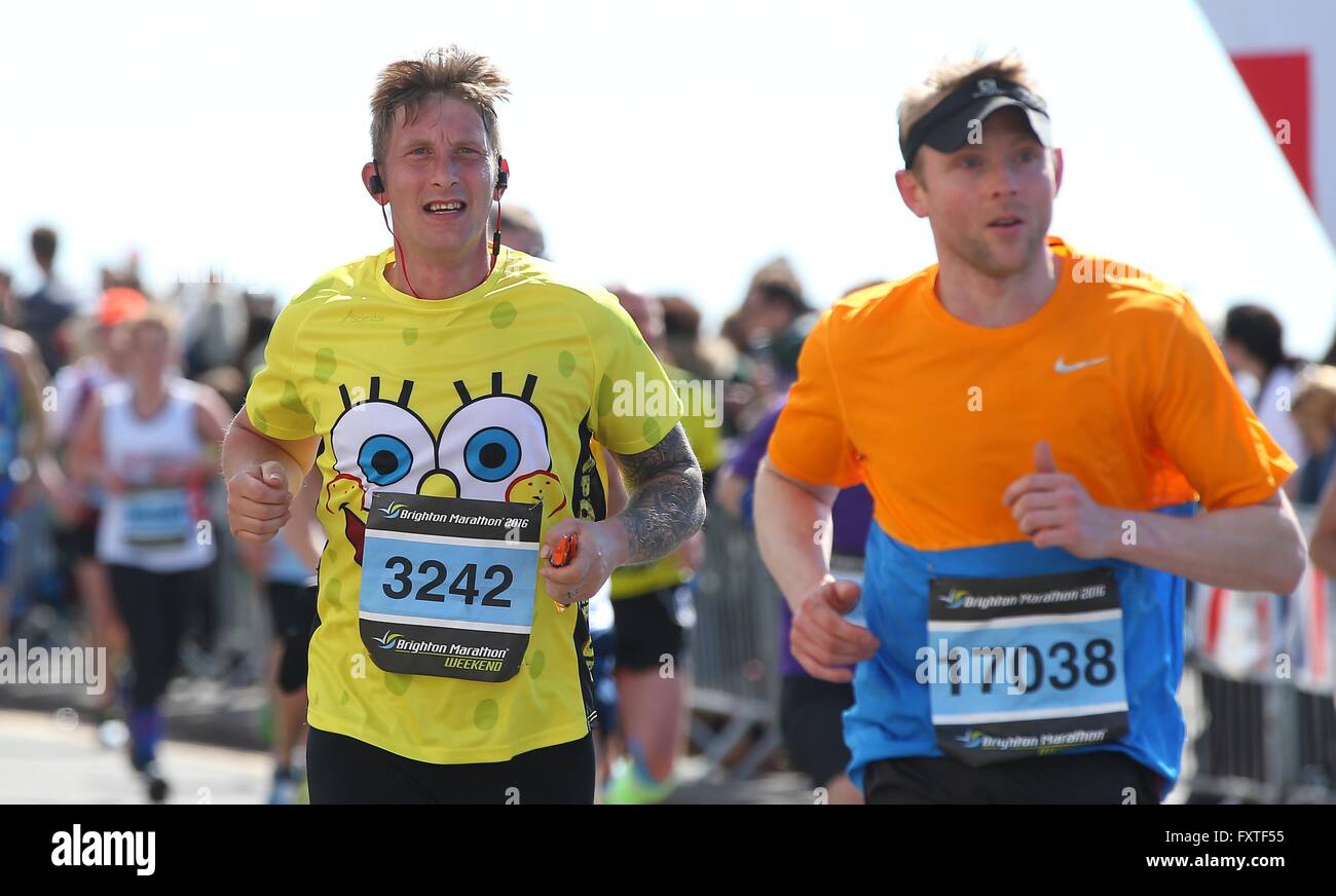 Glissières de prendre part au Marathon de Brighton 2016. Banque D'Images
