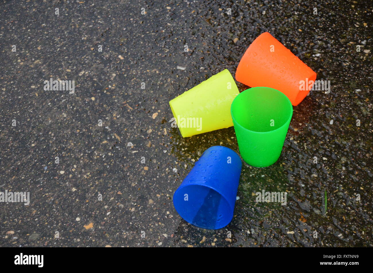 Gobelets colorés dans la pluie Banque D'Images