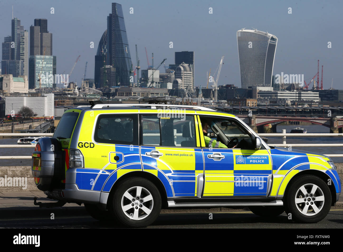 Metropolitan Police patrouille au-dessus du pont de Londres avec la City de Londres en arrière-plan à Londres le 13 mars, 2016. Banque D'Images
