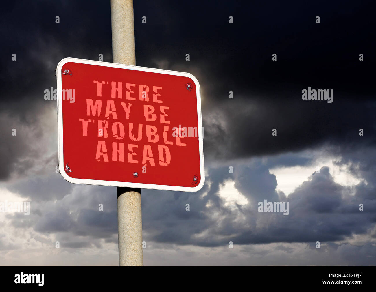 Avant de signer à l'encontre de sombres nuages Banque D'Images