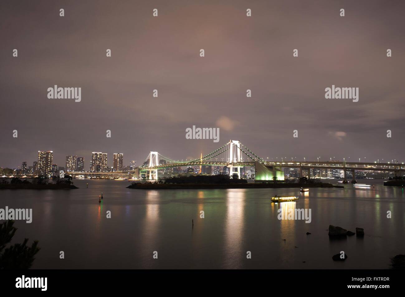 Paysage urbain de pont en arc-en-ciel et la baie de Tokyo la nuit, Tokyo, Japon Banque D'Images