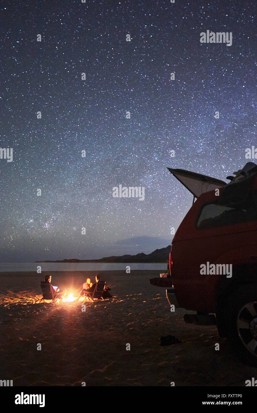 Amis camping à plage de Cabo Pulmo, Californie Banque D'Images