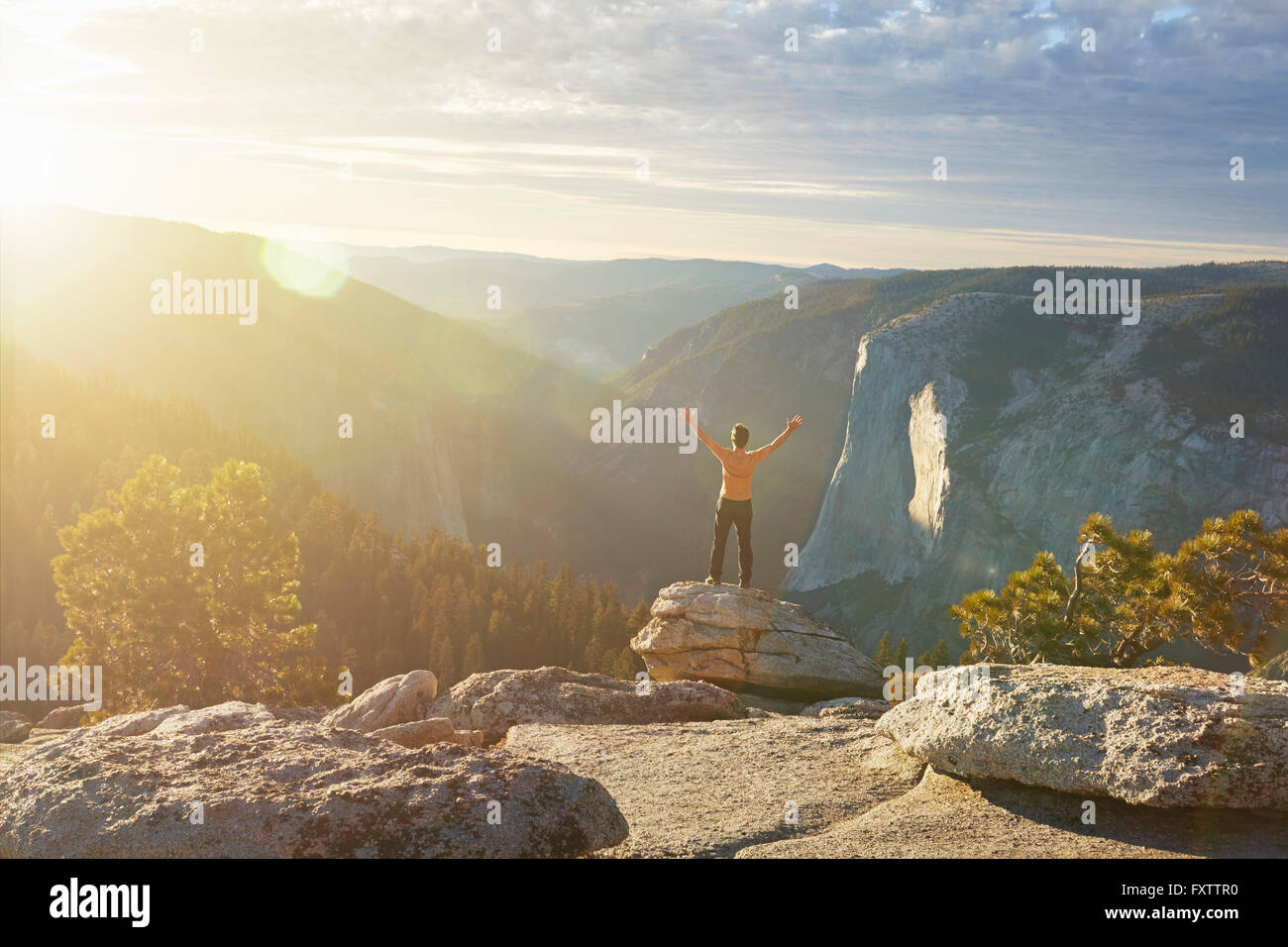 La réjouissance randonneur sur hill, Yosemite National Park, la Sierra Nevada Banque D'Images