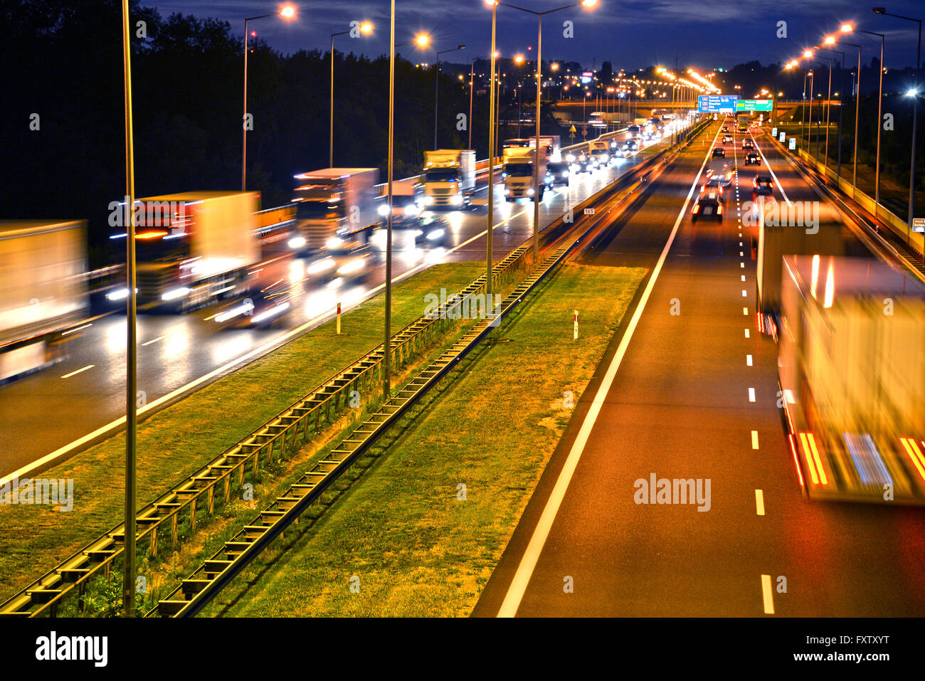 Quatre voies à l'accès à l'autoroute en Pologne. Banque D'Images