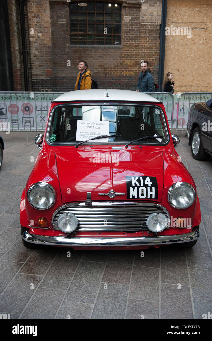 Classic cars for sale at the Classic Car Boot Sale à Cubitt Square, Kings Cross. 2016 était la première année les voitures étaient en vente. Banque D'Images