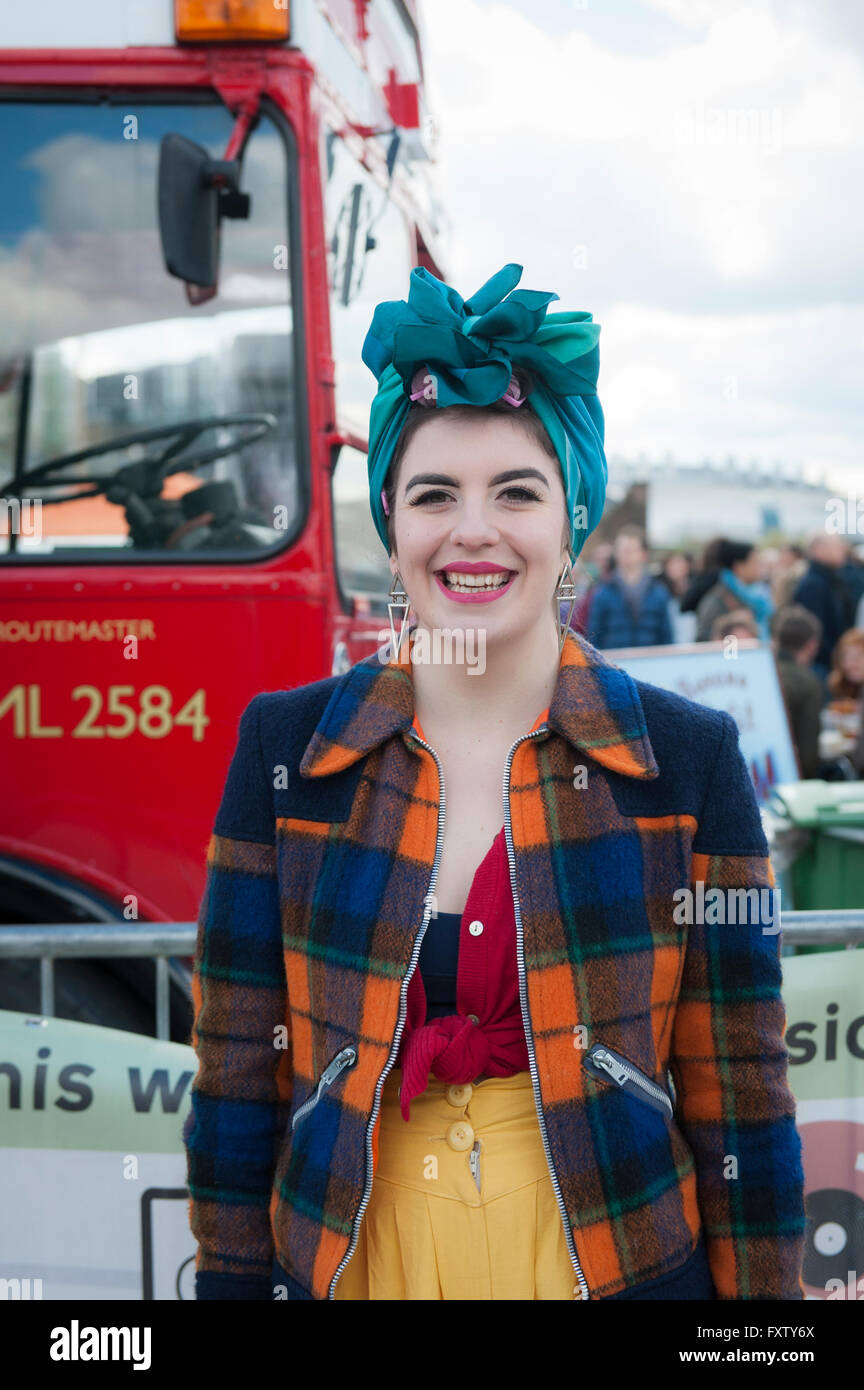 Une petite fille en vêtements de style vintage des années 50 représente  pour moi à la Classic Car Boot Sale à Cubitt Square, Kings Cross Londres  Photo Stock - Alamy