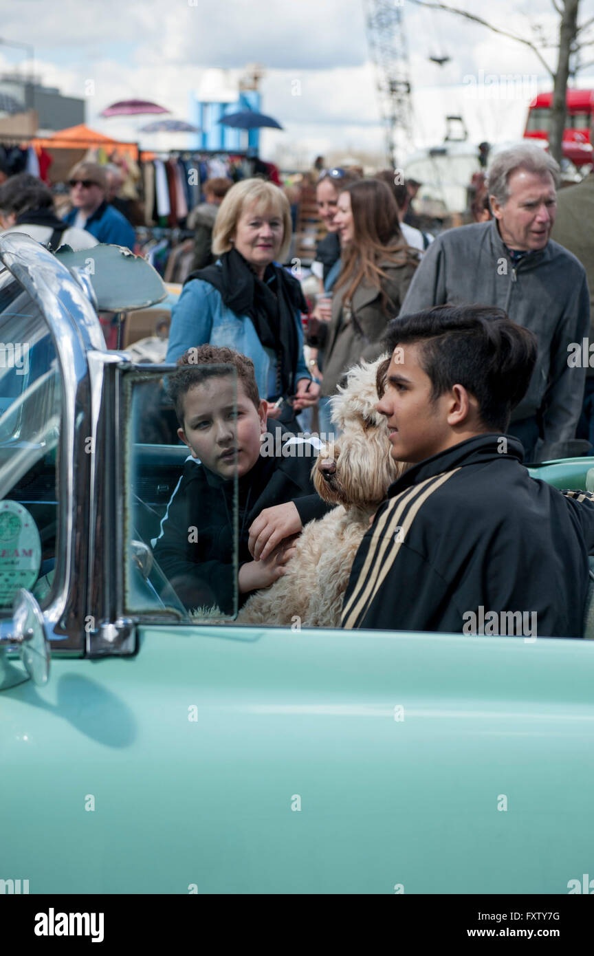 Deux enfants assis dans une voiture classique avec leur chien, qui pose pour les gens au Classic Car Boot Sale à Cubitt Square, Kings Cross Banque D'Images