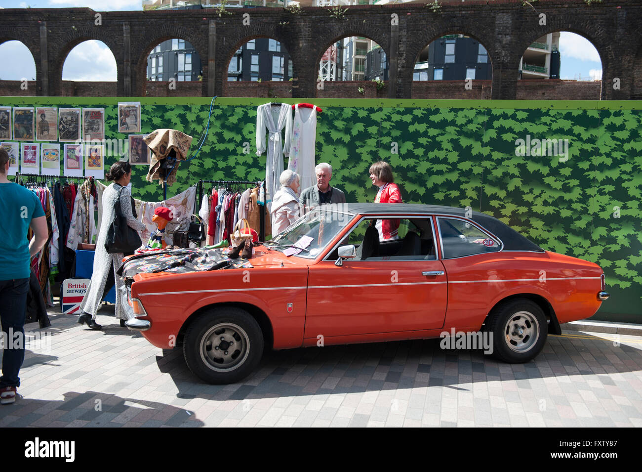 Un vieux millésime voiture rouge à la Classic Car Boot Sale à Cubitt Square, Kings Cross Londres Banque D'Images