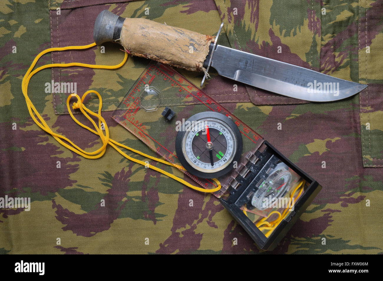 Pantalon camouflage militaire, boussole et couteau. Thème tactique et outdoor survie Banque D'Images