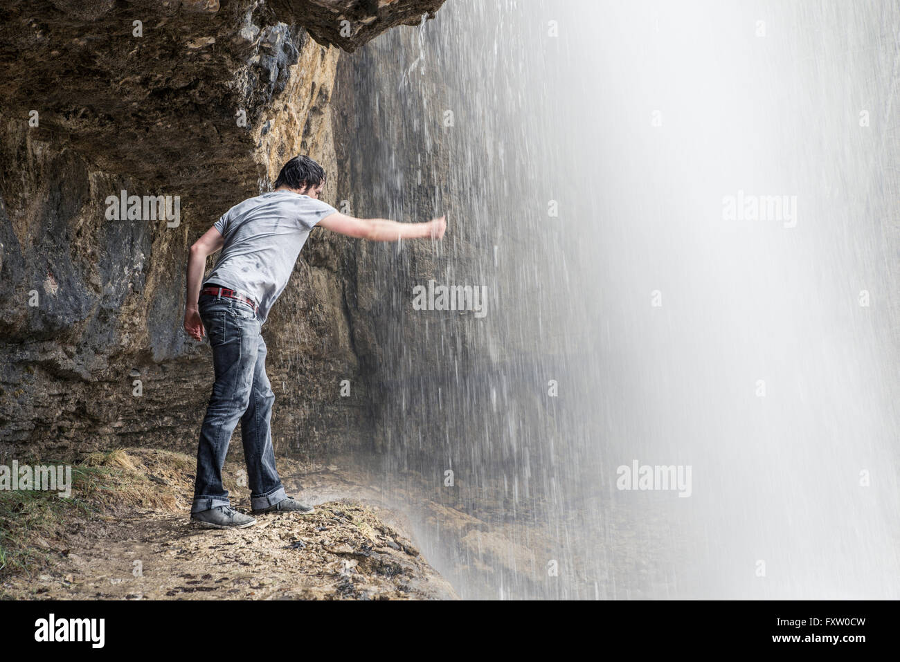 Portrait d'un homme se doucher dans la cascade Banque D'Images