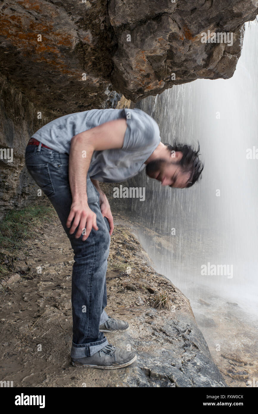 En vertu de l'Königsbach-Waterfall headbanging man Banque D'Images