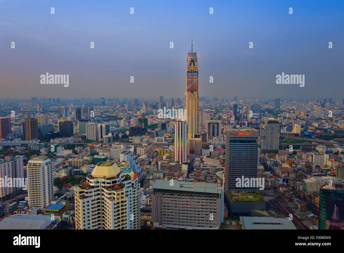 La ville de Bangkok au crépuscule comme sen du Red Sky Bar,une vue panoramique à 360 degrés à partir de sa 55e étage, Banque D'Images