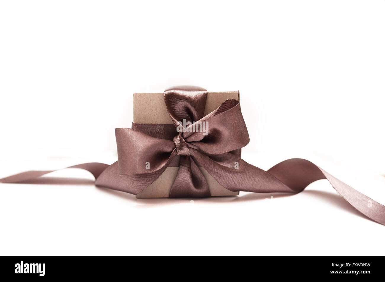 Boîtes cadeaux avec brown bow on a white background Banque D'Images