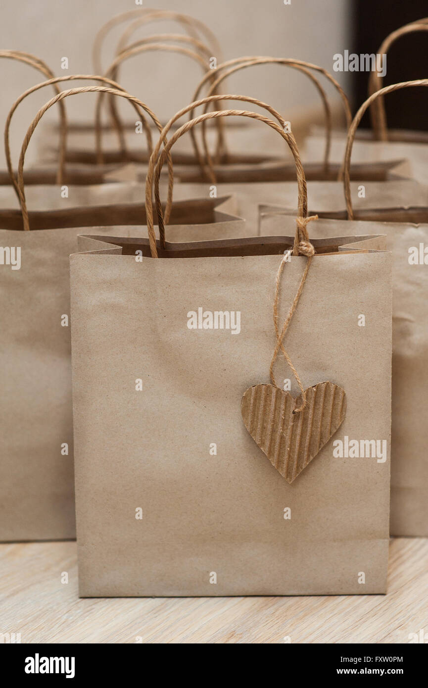 Sacs en papier kraft brun pour les cadeaux on background Banque D'Images