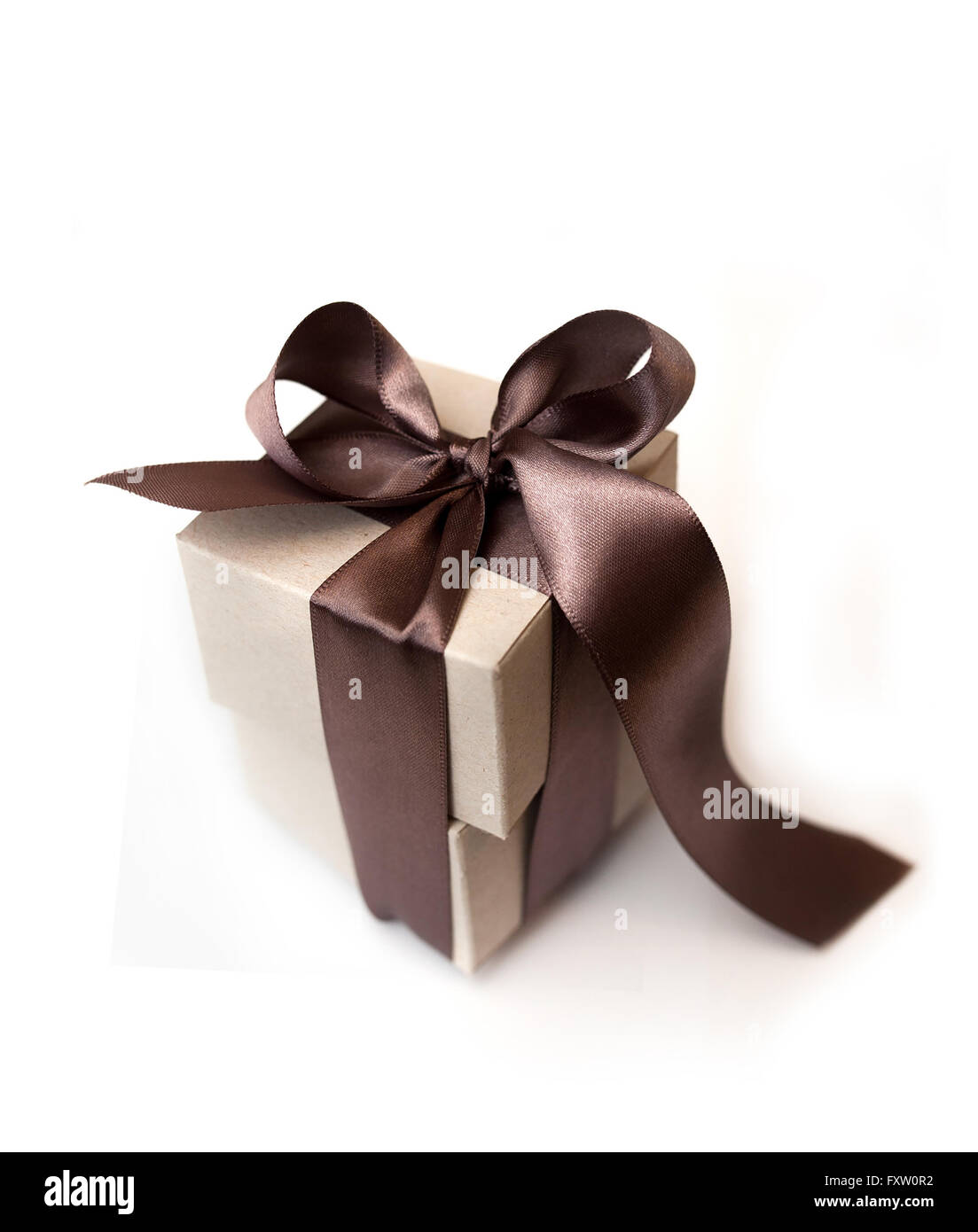 Boîtes cadeaux avec brown bow on a white background Banque D'Images