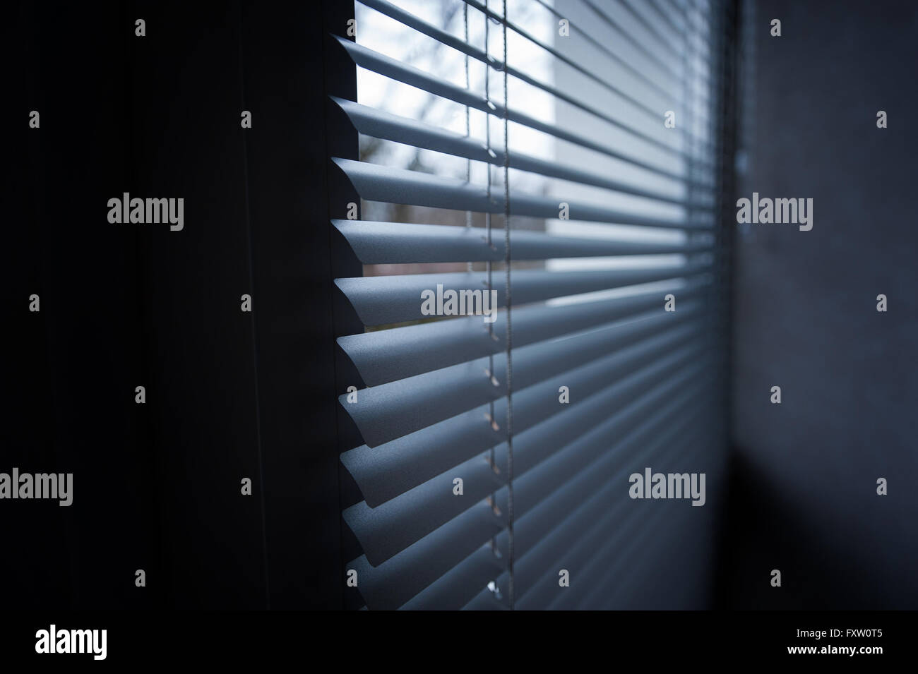 Aluminium Stores volet moderne dans la chambre Banque D'Images