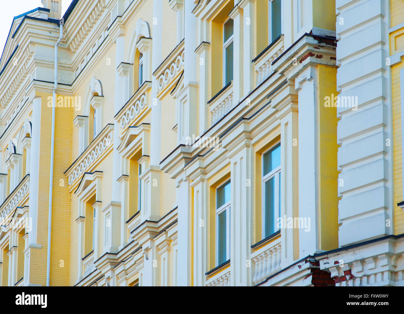 Mur du bâtiment avec windows en Street Ville Banque D'Images