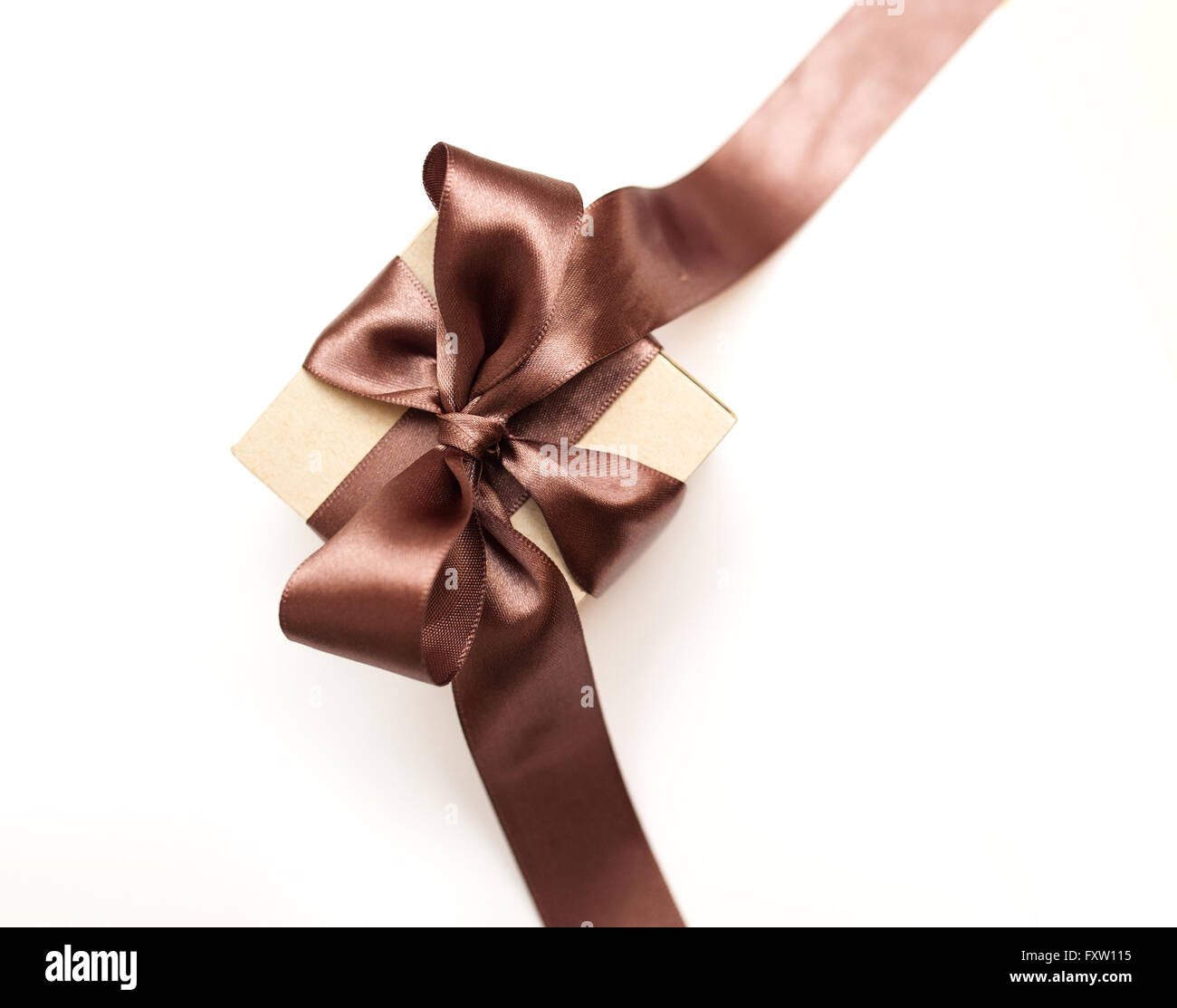 Boîte-cadeau avec brown bow on a white background Banque D'Images