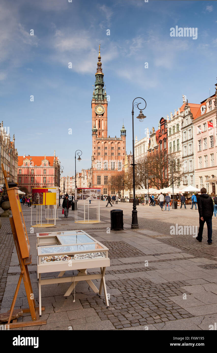 Bijoux d'Ambre se tenir à Gdansk à la rue Dlugi Targ, longtemps marché dans Danzig, ville principale Hall Building au-delà, le Polonais Ratusz Miasta. Banque D'Images