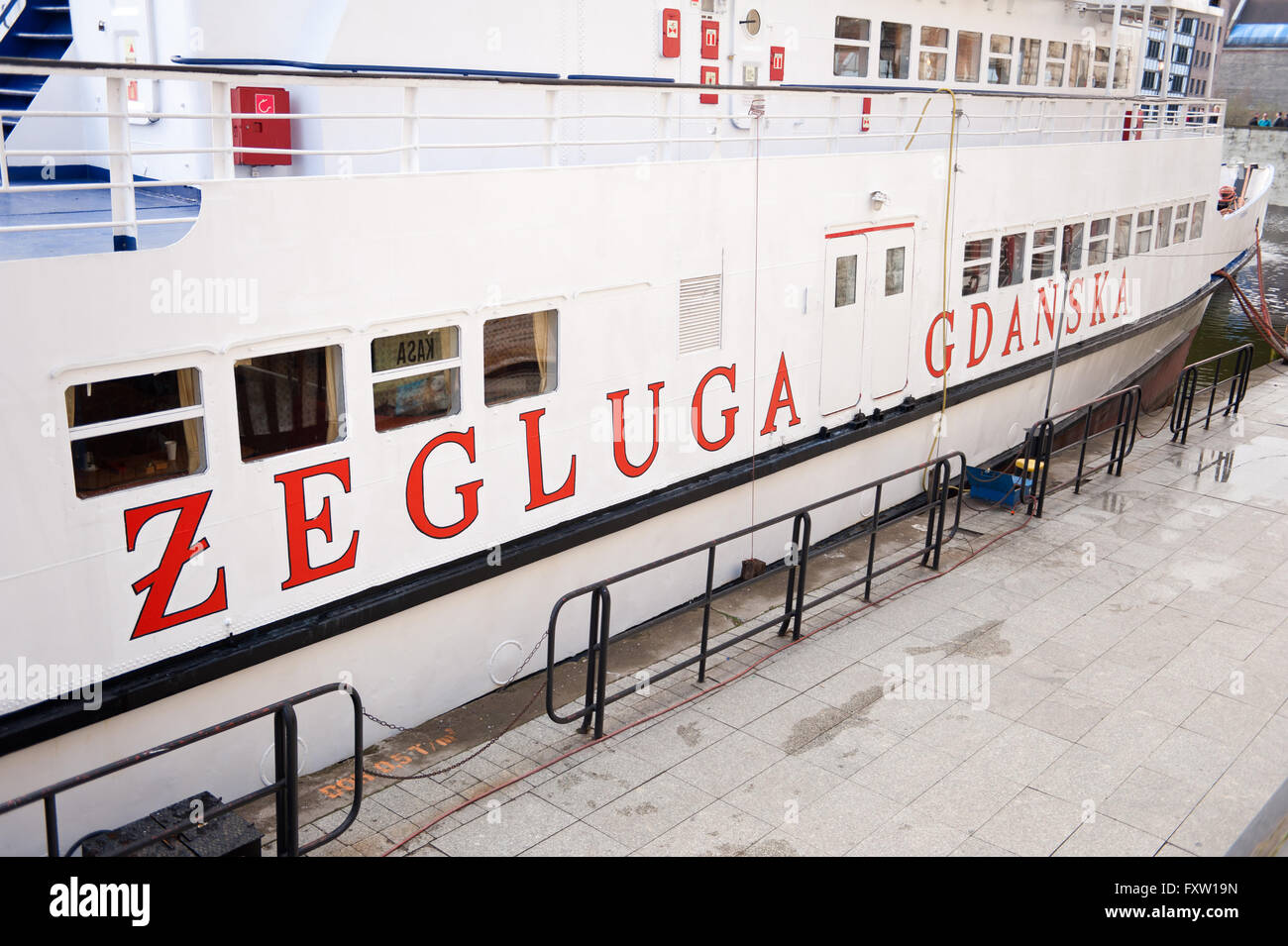 Gdanska Zegluga ferry Onyx navire amarré à Gdansk à la rivière Motlawa, l'eau catamaran attraction tramway touristique attendant Banque D'Images